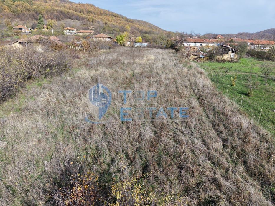Панорамен парцел в регулация в село Равново, община Златарица