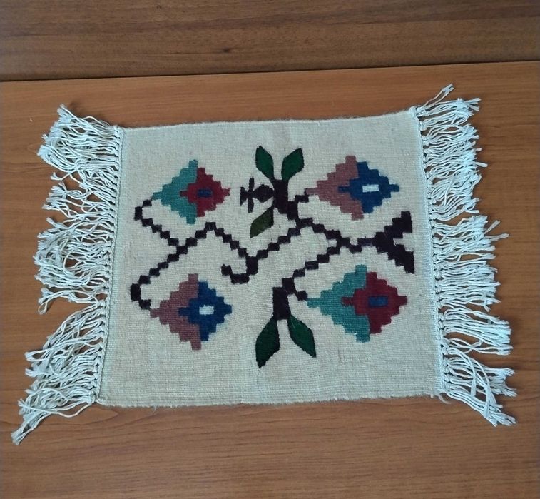 Малко чипровско килимче с ресни