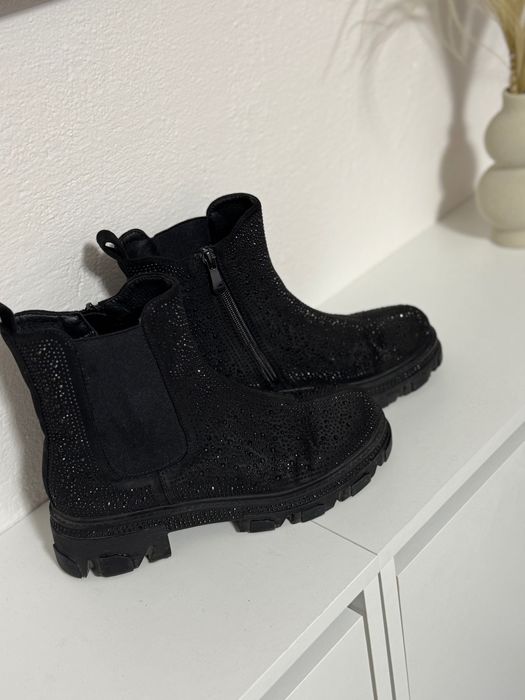 Продавам дамски обувки, носени не повече от 5 пъти, отлично състояние.