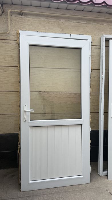 Пластиковые двери