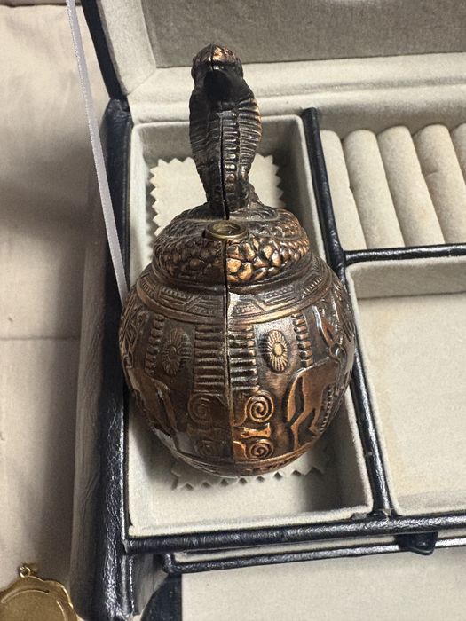 Brichetă de Colecție Antivânt – Model Mini Revolver cu Mâner 3D (Bronz Antic)