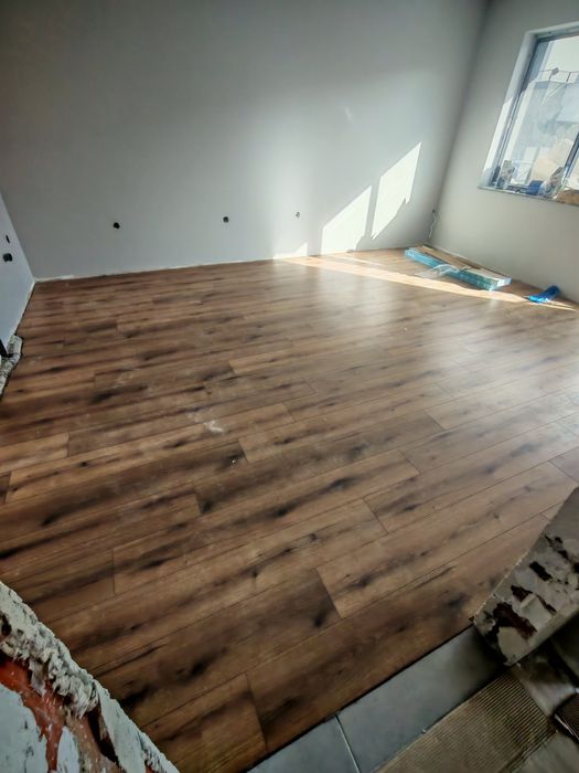 Професионален монтаж на паркет и первази