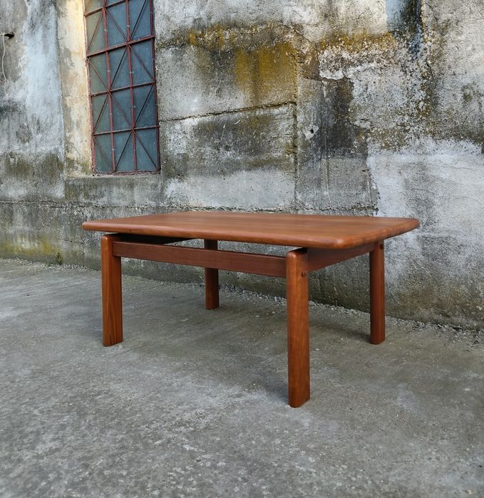 Măsuță veche din lemn masiv de tec, BURCHARDT -NIELSEN, stil Mid-Century
L= 133 cm,  l= 76 cm,  H= 54 cm.
2100 lei