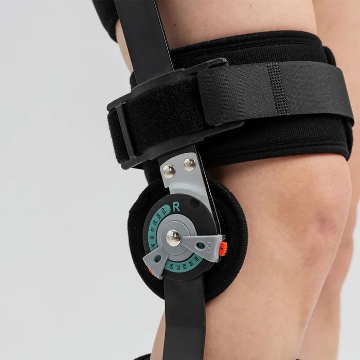 Ортез на колено с регулируемым углом сгибания для ног