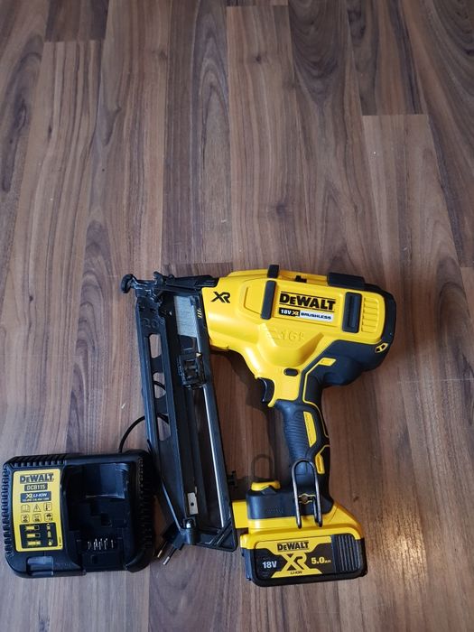 Pistol de cuie de finisaj Dewalt DCN 660