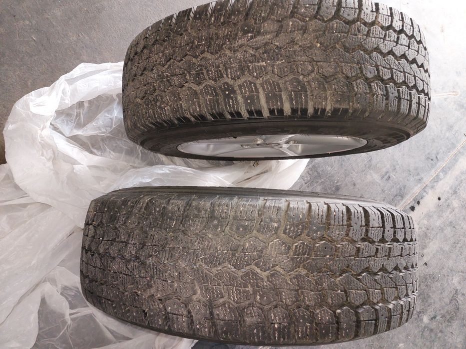 Продам  зимнюю резину  с дисками на ауди  80в4 .диск  оригинал.