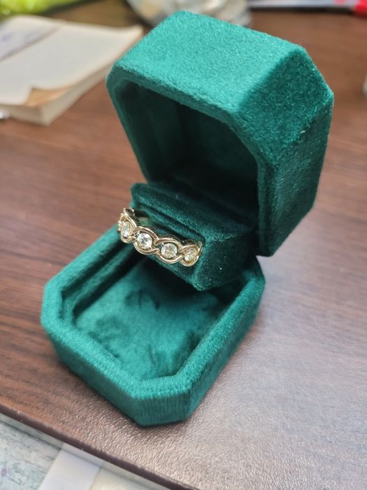 Златен пръстен 14к- 5 диаманта   × 3.5 мм