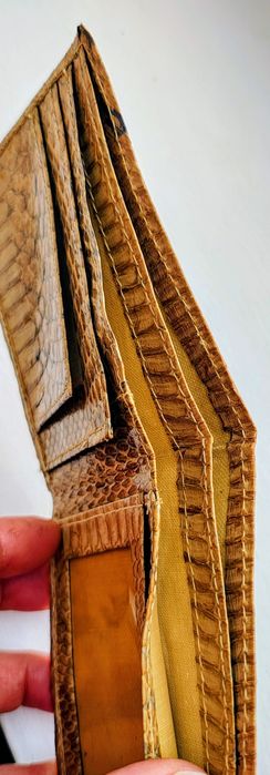 Portofel din piele de șarpe .