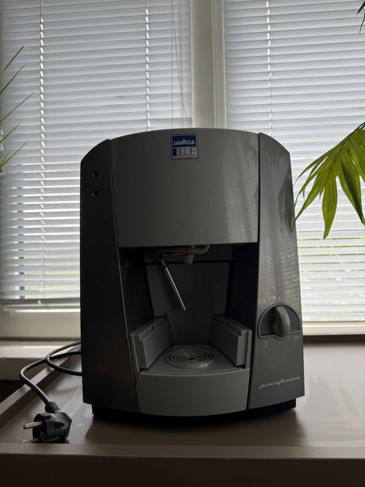 Lavazza BLUE B 1000 с капсули – отлично състояние, пълен комплект