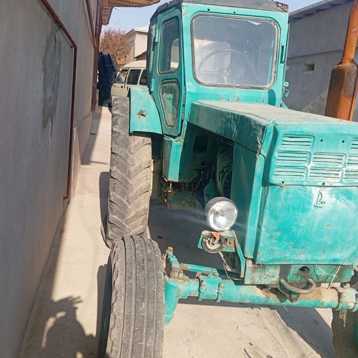 Traktor sotiladi T 40