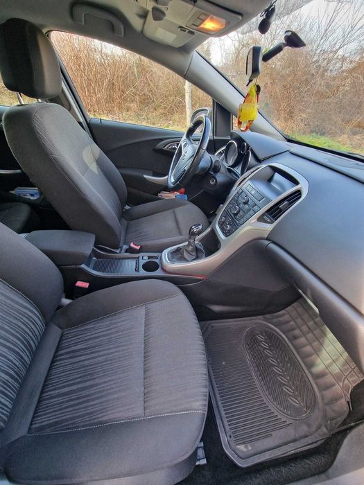 Opel Astra J an fabricatie 2012, stare foarte buna, pret negociabil