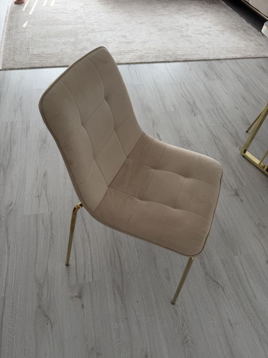 Scaune elegante bej cu picioare aurii - stare foarte buna