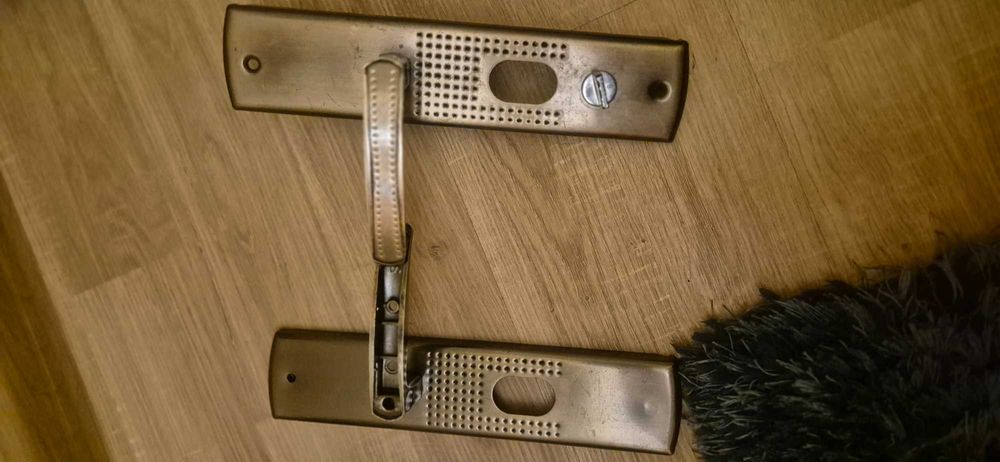 Продавам брава патрон и дръжки за врата