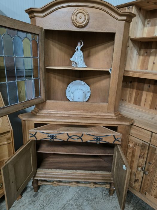 Уникален дъбов ъглов шкаф с оловен витраж