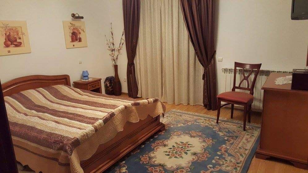Inchiriez pe termen lung casa de vacanta la Predeal