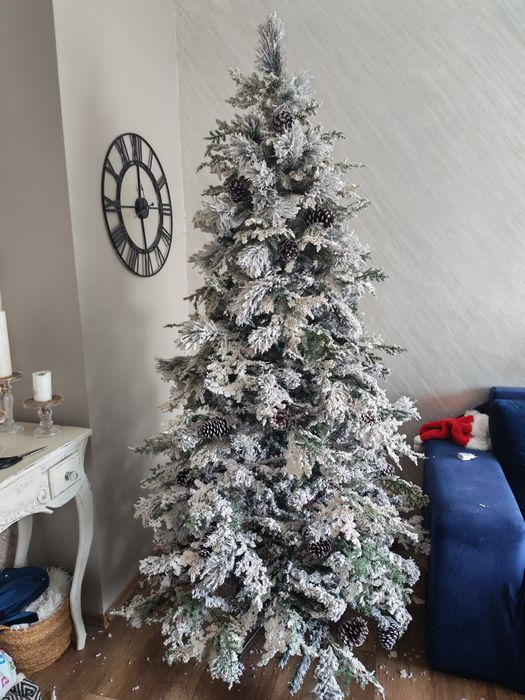 Елха с вградени шишарки и сняг