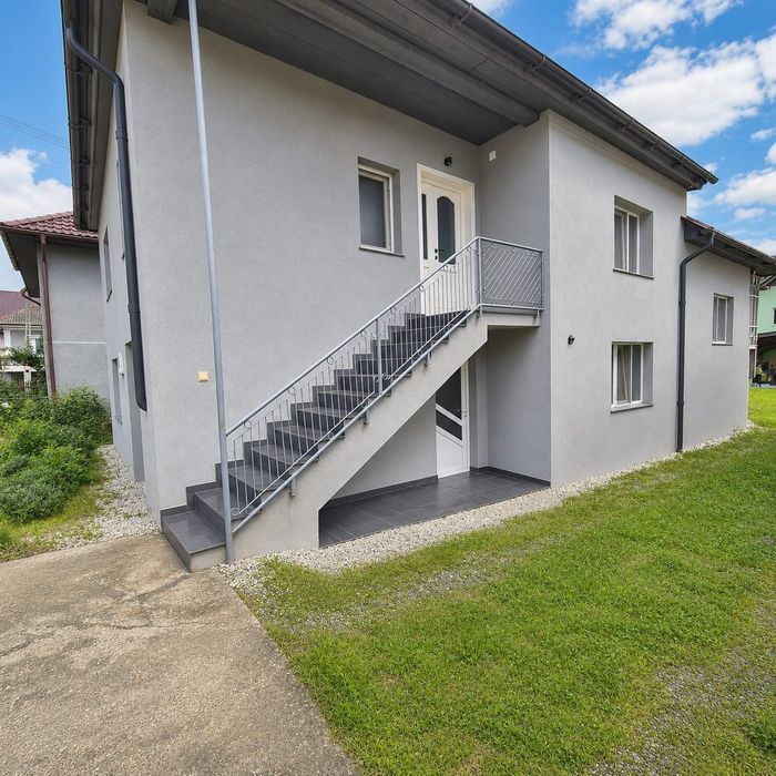 Casa completa la strada principala