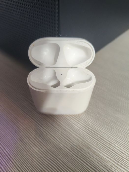 Продаю кейс от наушников airpods 2