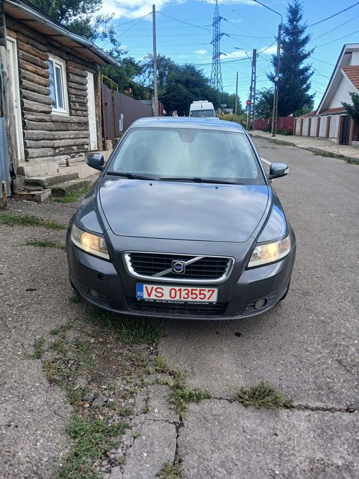 Vand Volvo v50 an 2009, sunt proprietarul ei de 5 ani . Mai are un rand de numere rosii .Pret 1500 negociabil ,pentru  detalii la nr 0770460472
