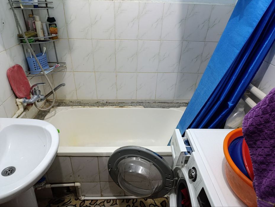 Продаётся  трёхкомнатная квартира в центре города Джизак