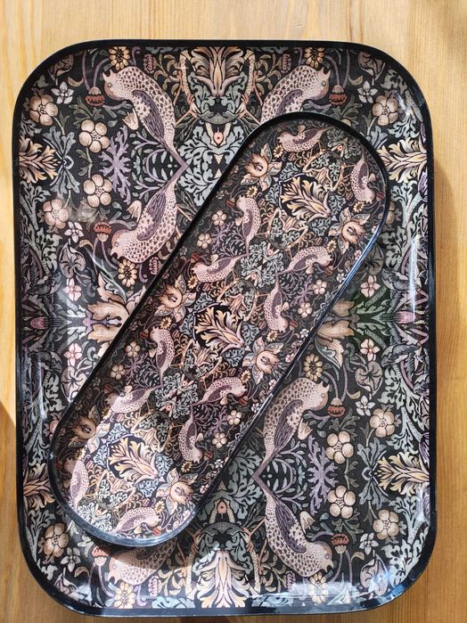 Комплект метални подноси с ефектна  ретро шарка с цветя и птици