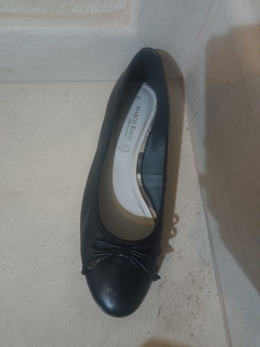 Pereche de dama cu tocuri scurte pentru ocazii .