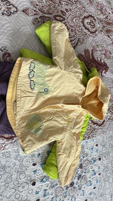 Продам легкую куртку детскую