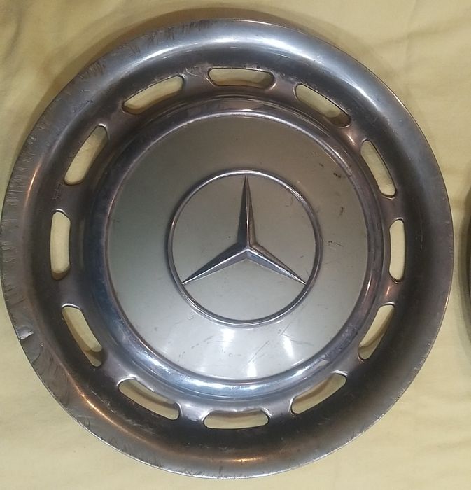 Capace inox Mercedes 4 bucăți două de un fel două diferite