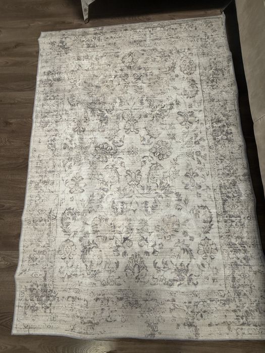 Продавам килим нов