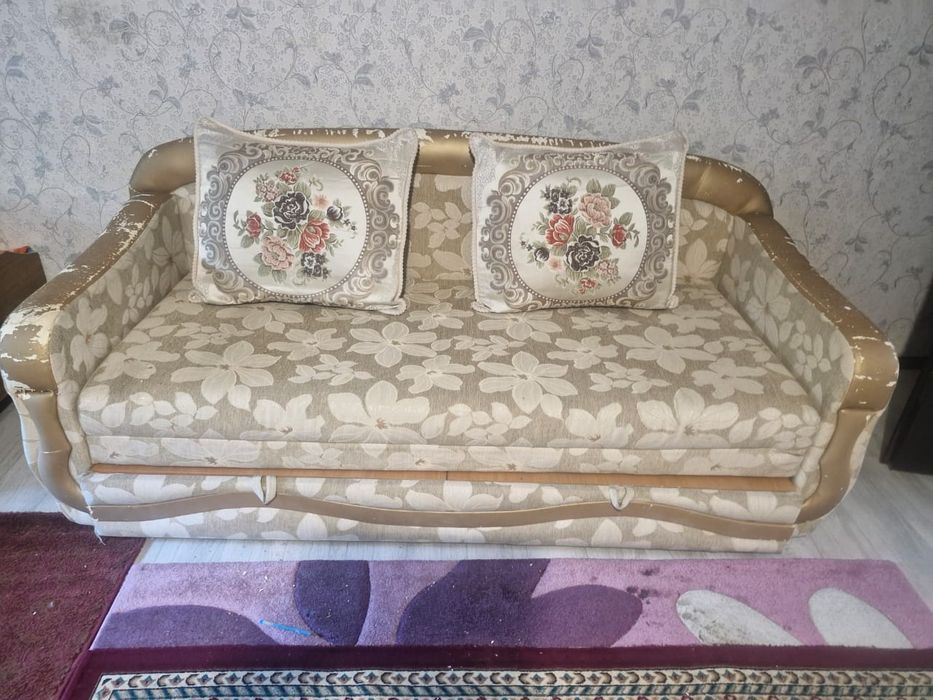 Продается диван светлый