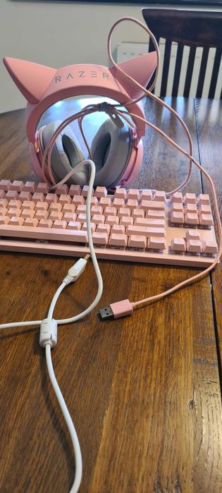 Casti Razer si tastatura roz.