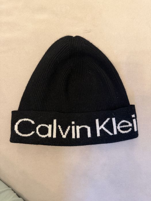 Зимна черна шапка Calvin Klein