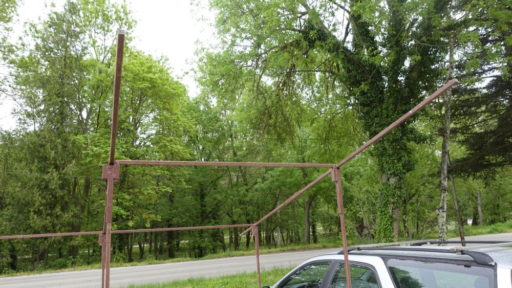 Лесно сглобяема/разглобяема маса за улична търговия с покрив.