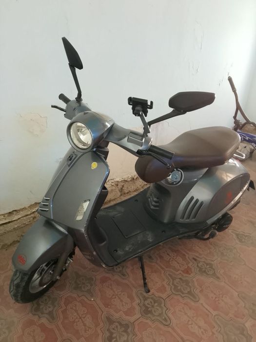 Бензинли скутер сотилади