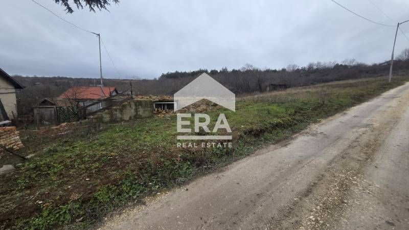 Ъглов парцел за продажба с одобрен ПУП , ведно с  едноетажна постройка