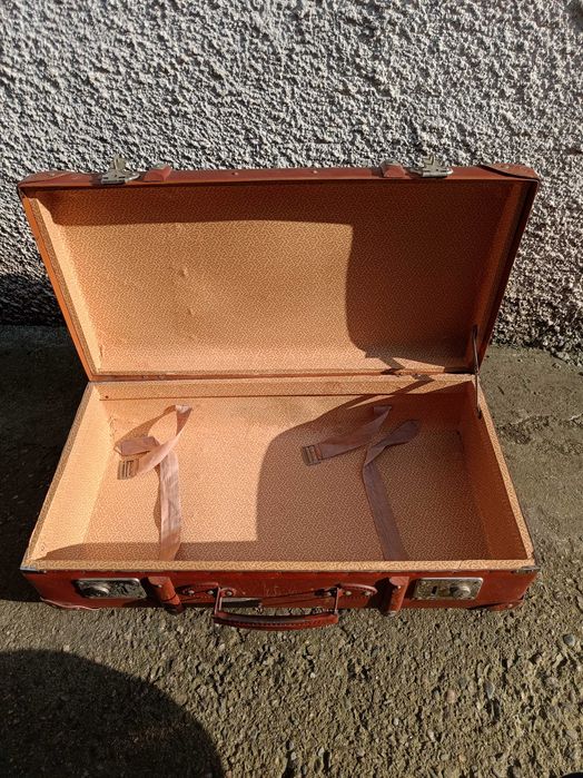 Vand valiză veche din carton cu colțuri și încuietori metalice