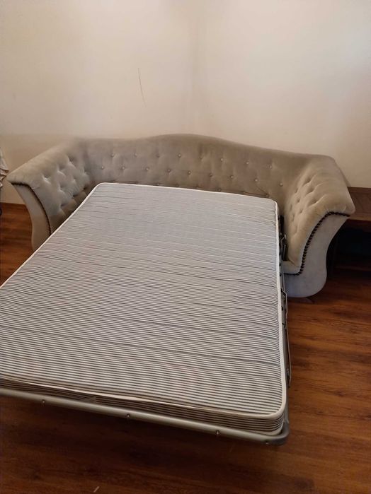 Vand canapea extensibila de 3 persoane.