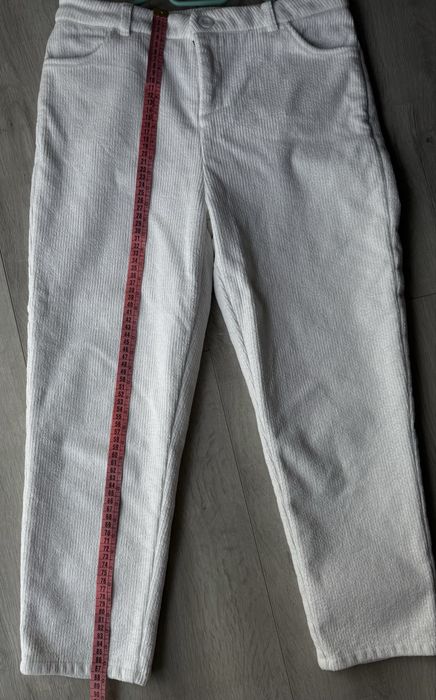 Белые вельветовые с флисом штаны в М размере.