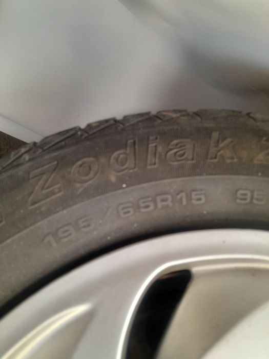 Продам диски с шинами с колпаками