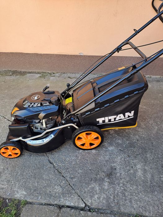 Masina de tuns iarba