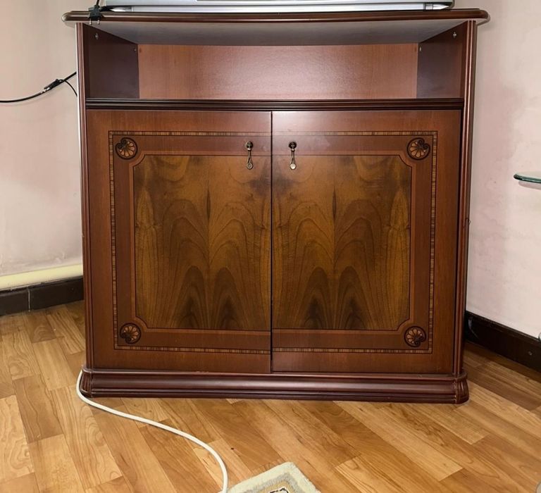 Комод и горка, мебель в гостиную