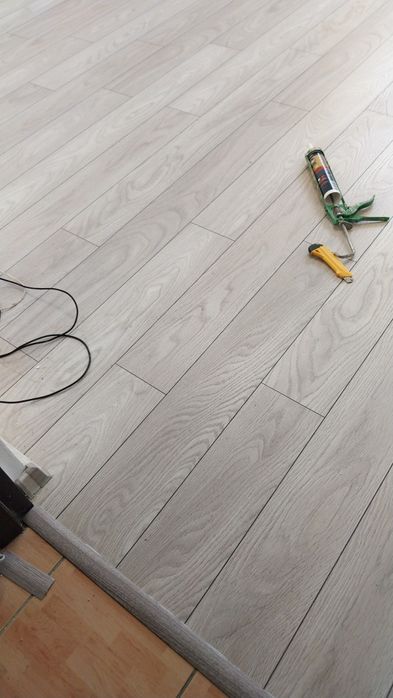 La 20 lei mp montaj parchet laminat spc