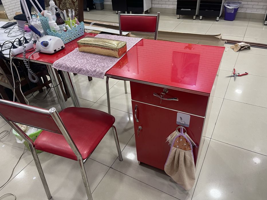 Продается комплект стол стулья и тумба акрыл