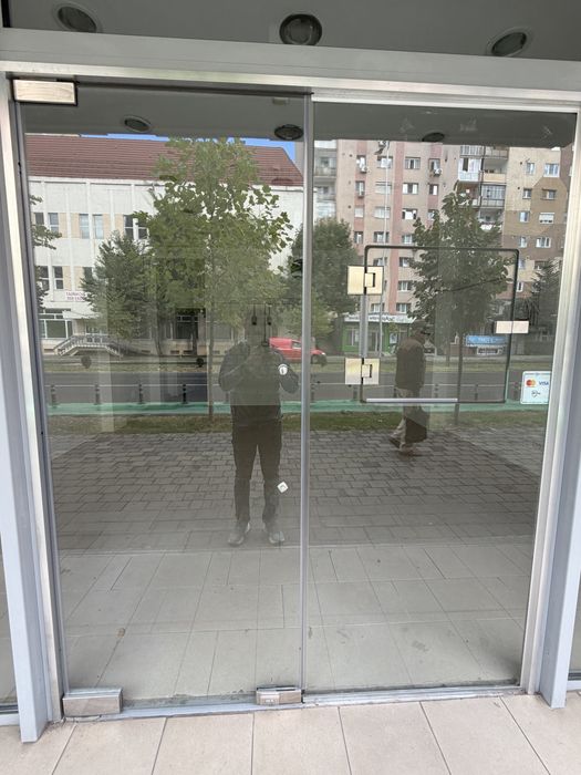 Vand usa din sticla