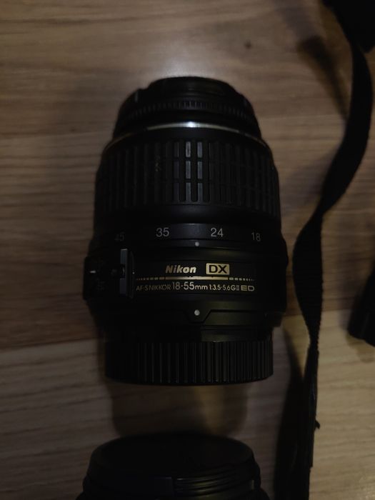 Vând urgent Nikon D40 + obiective