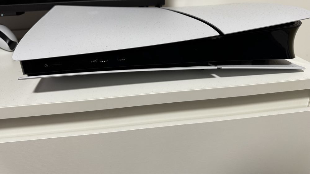 Vând PS5 Digital Edition 1TB – ca nou, cumpărat în ianuarie**