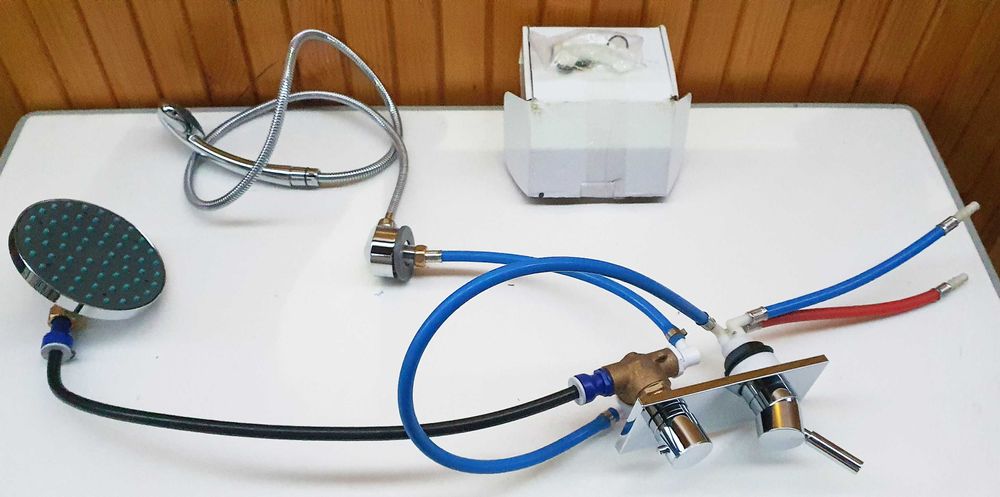 Duș  autorulota de la Reich, cu furtun si para dar si palarie mare