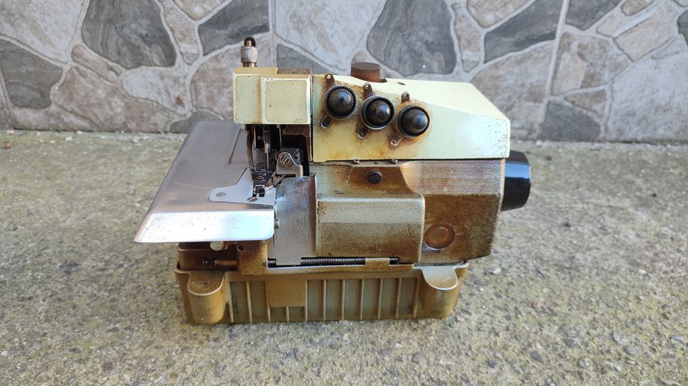 Masina de surfilat Triploc