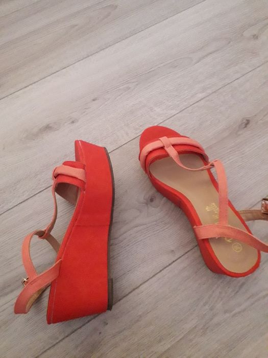 Ежедневни обувки и сандали ниски и на платформа