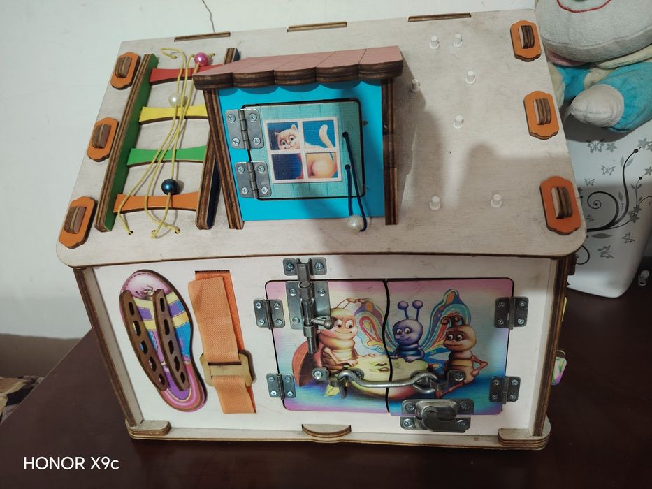 Бизиборд домик развивающий